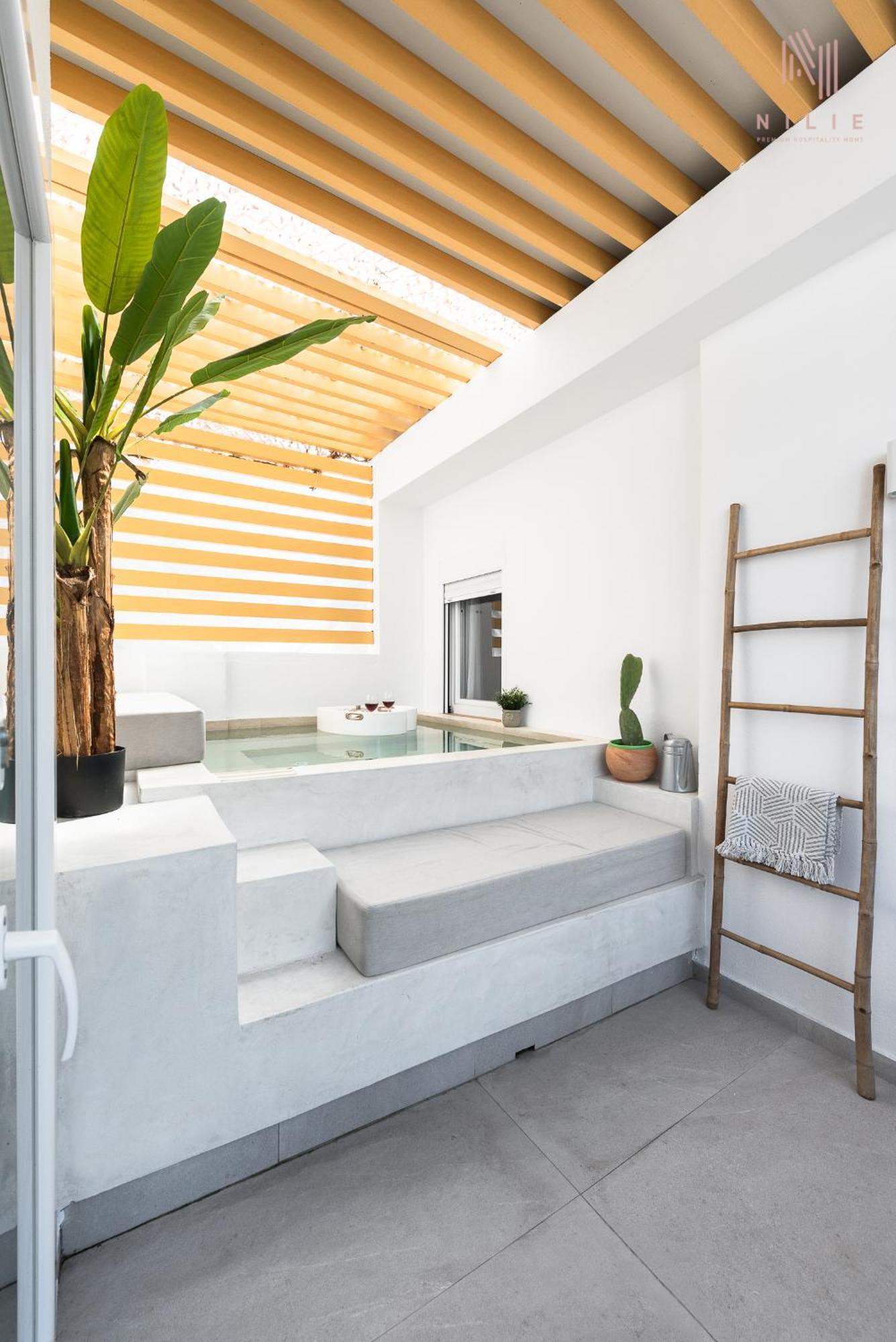 Skyhigh, Nilie Hospitality Mgmt Apartment Salonic Exterior foto